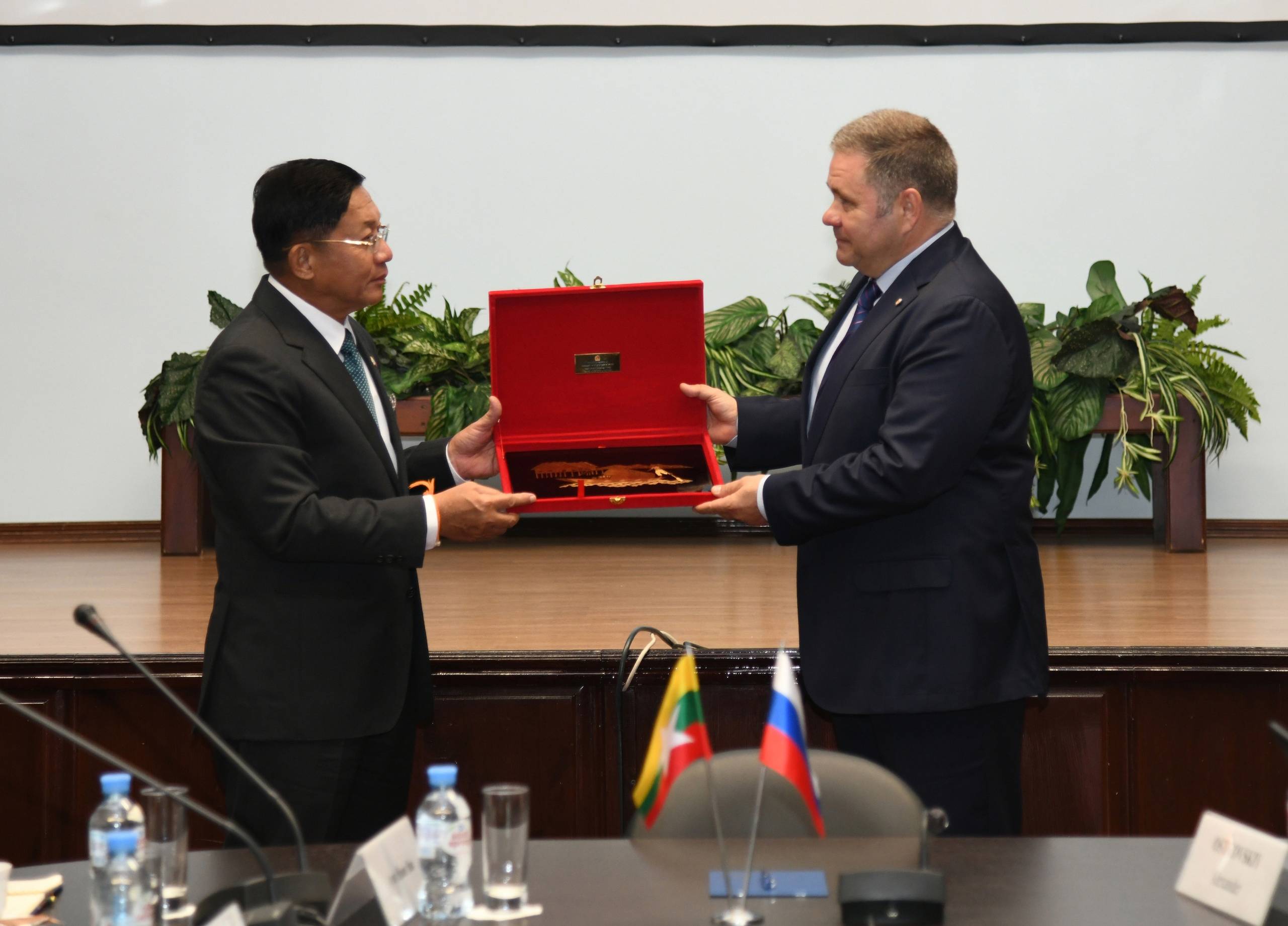 缅军总司令敏昂莱访问俄罗斯国防出口公司并参观奥斯坦金诺电视塔