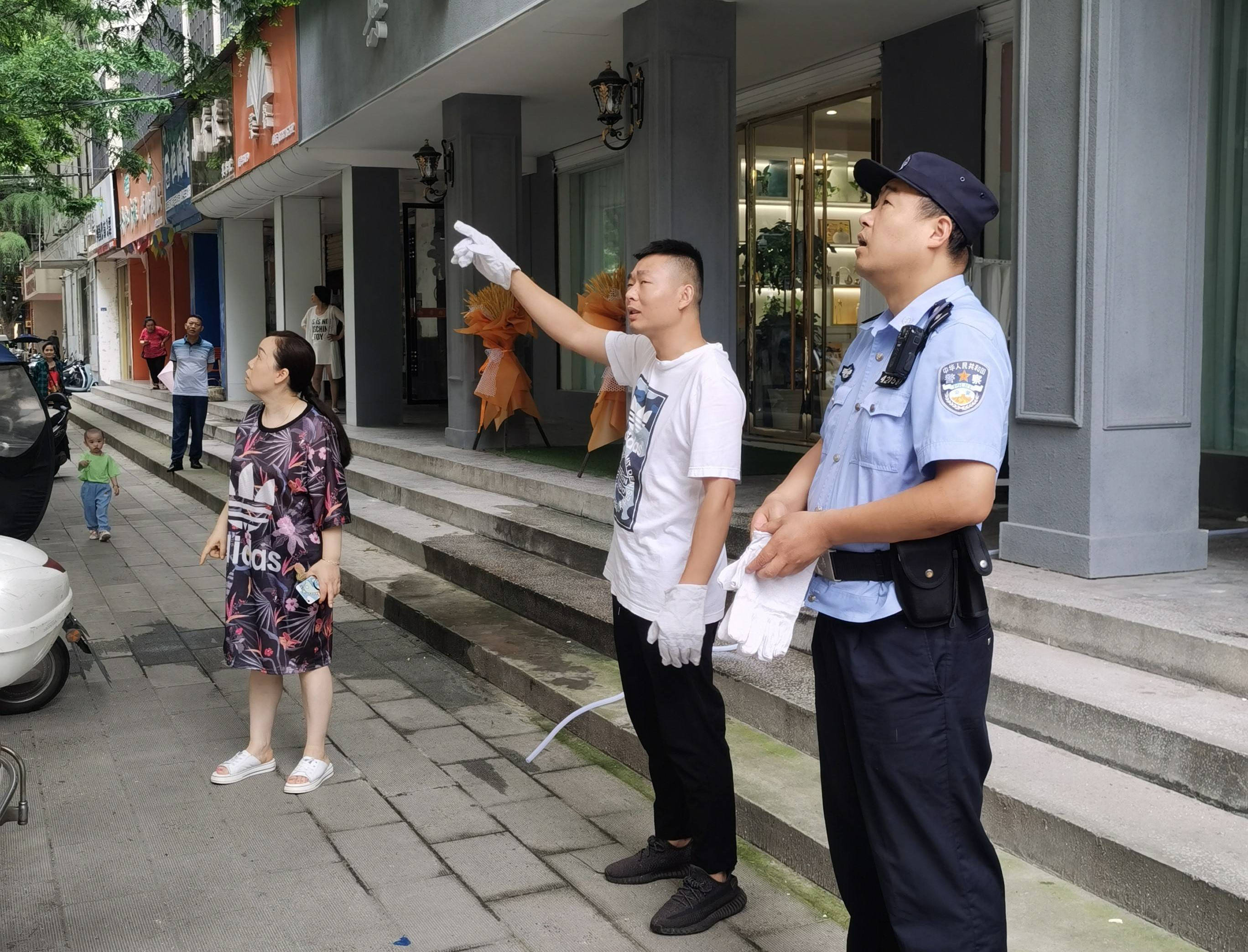 丹江口市公安局森林警察大队救助一只野生幼鸟