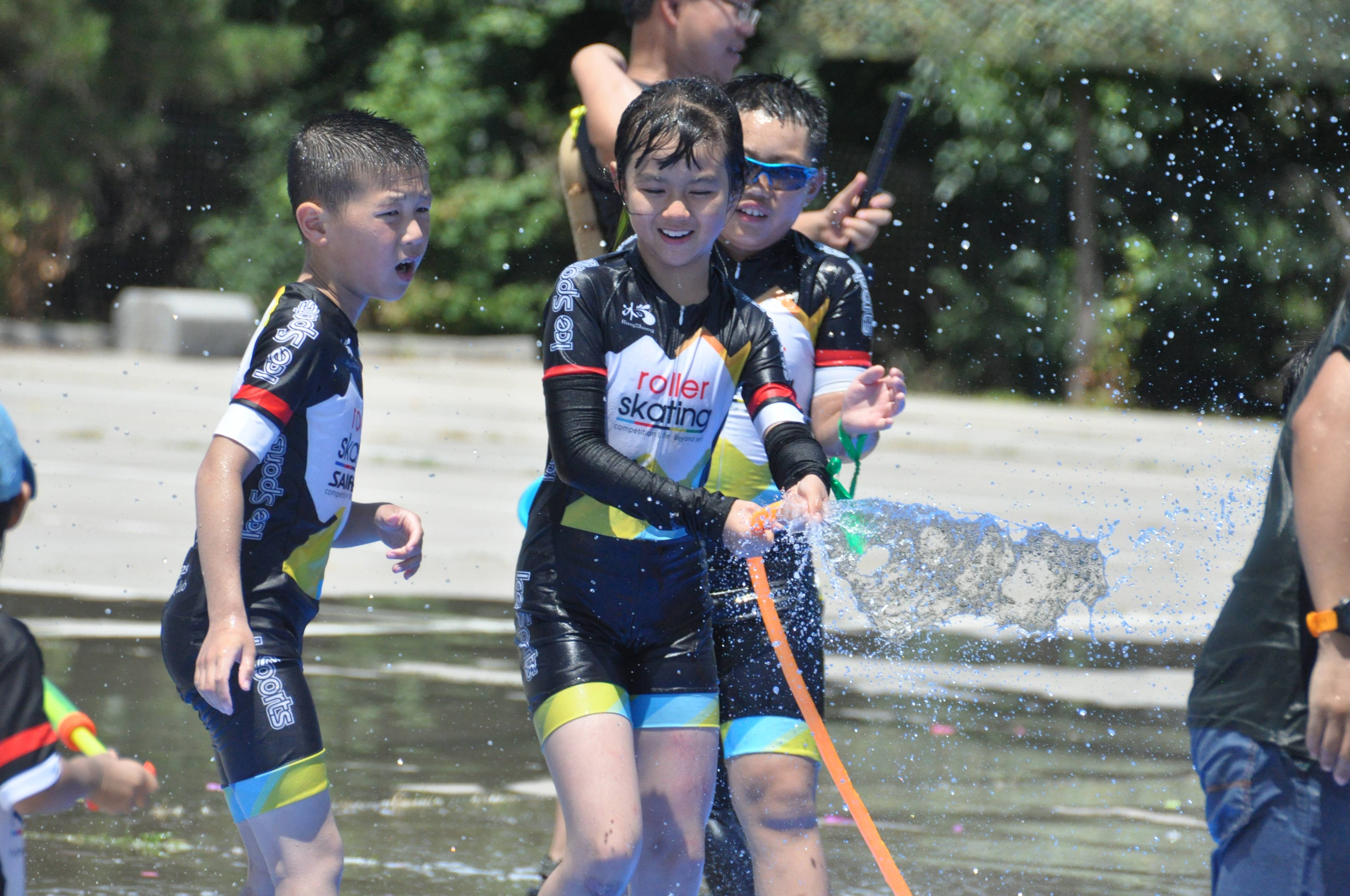 打水仗,不只是男娃的最爱,女娃一样活力无比,巾帼不让须眉.正当大家