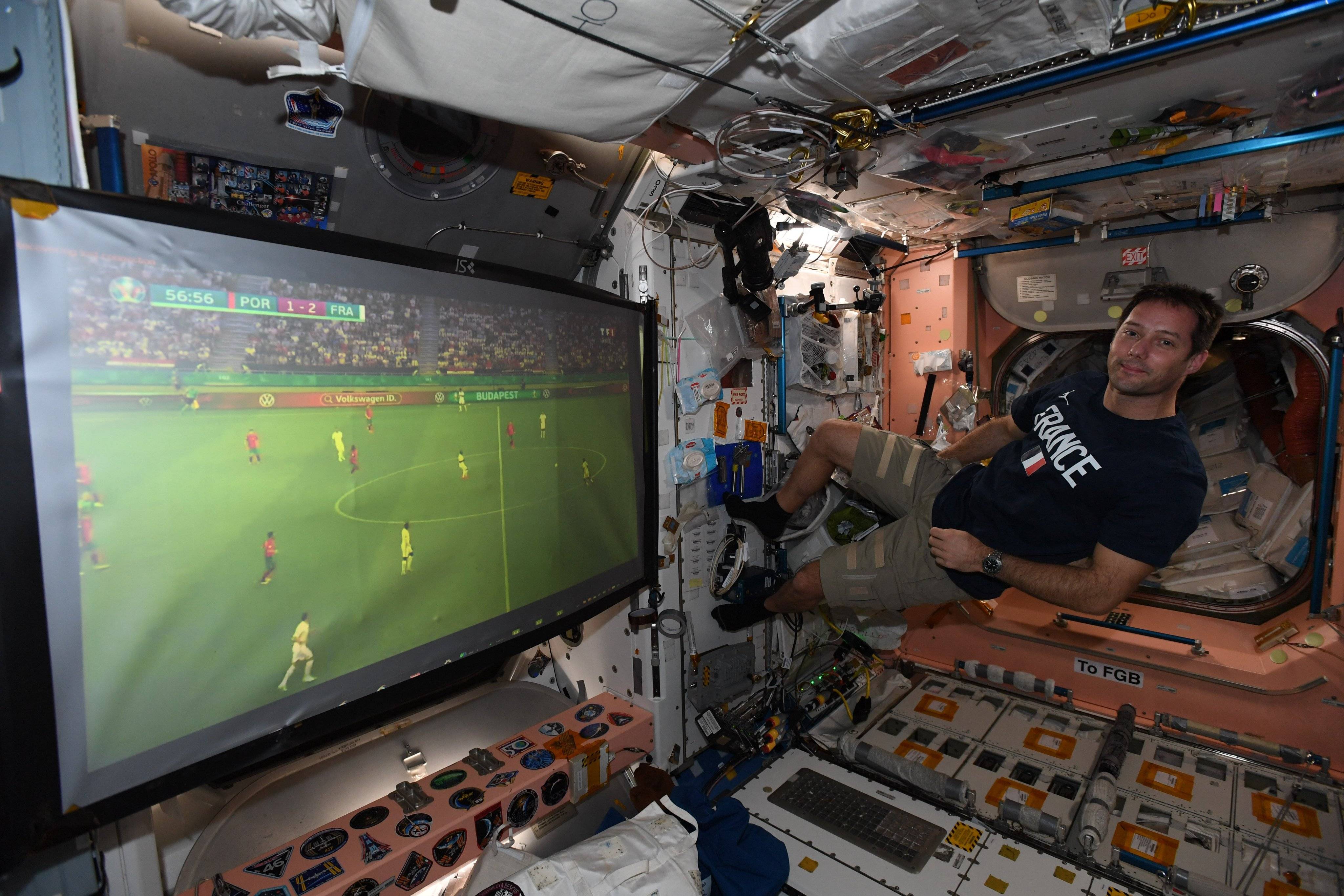在太空也不忘看球！法国宇航员在国际空间站看葡法大战_托马斯