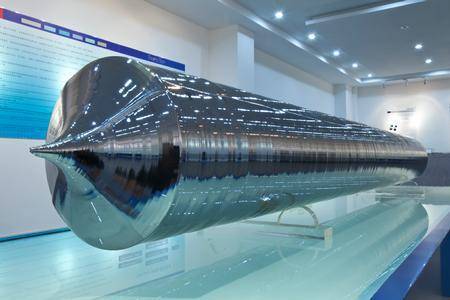 "拉晶"所谓"拉晶"就是让硅原子按照顺序进行排列,形成所需的单晶硅柱