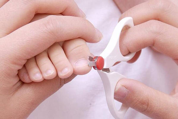 给宝宝剪指甲你做对了吗?