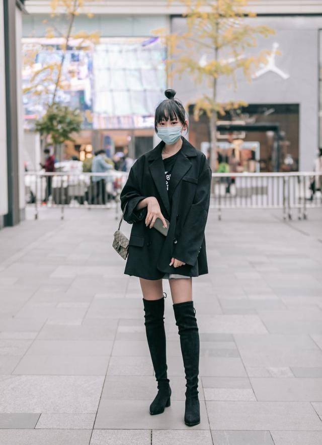 冬季穿搭讲究层次感时髦女生让朴素的装扮多了一份摩登与帅气