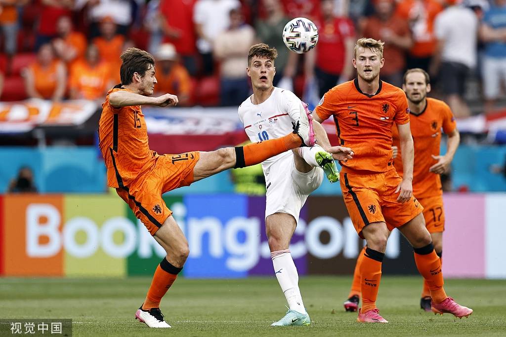 欧洲杯-巴拉克失良机德利赫特救险 荷兰半场0-0捷克_弗里斯