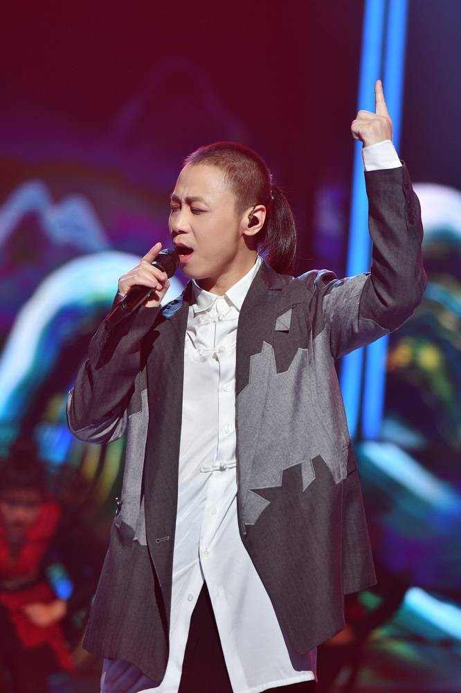 戴荃《角儿来了·华彩再聚首》演绎《侠客行》 见证华彩少年时代新