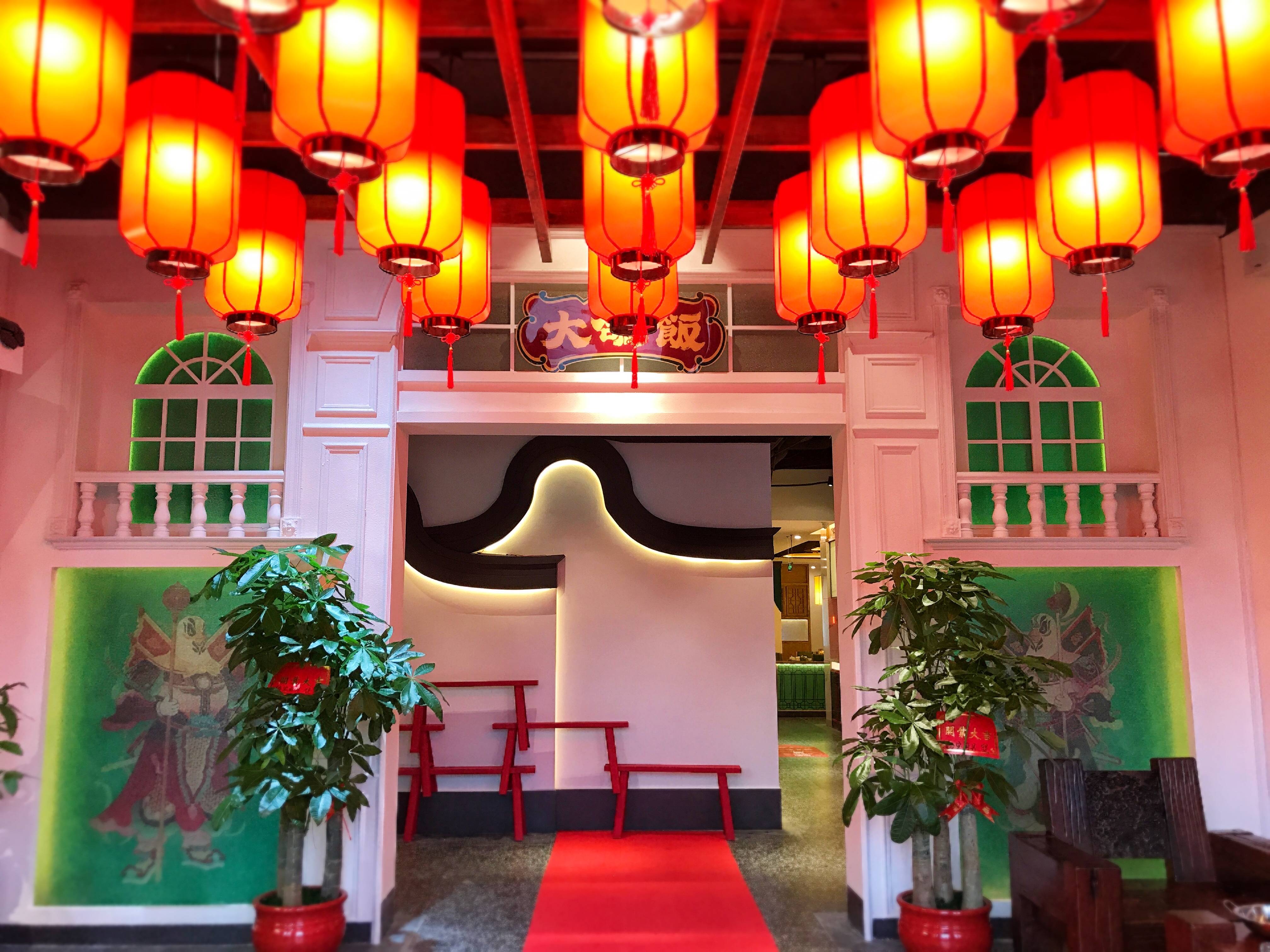 沿用了大鸽饭一贯的红配绿撞色搭配,融入岭南风格的店面装修,既有喜庆