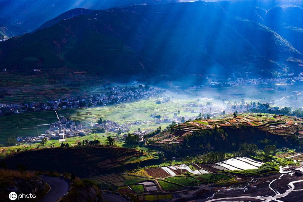 云南昆明寻甸金源乡晨雾弥漫 堪称"中国的魔界"