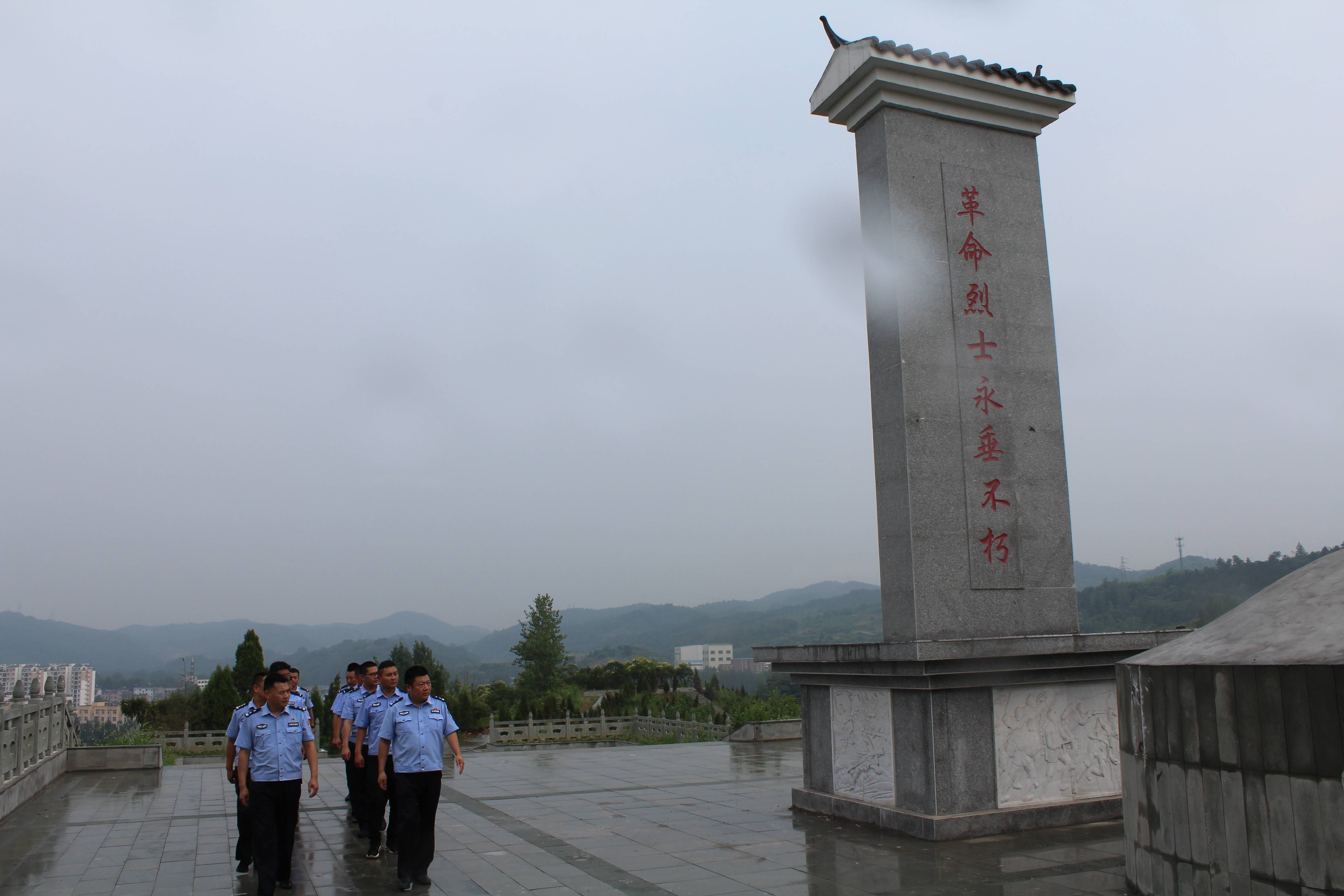 大家聽取了陵園管理人員關於安息在此地的烈士英雄的詳細事蹟介紹,並