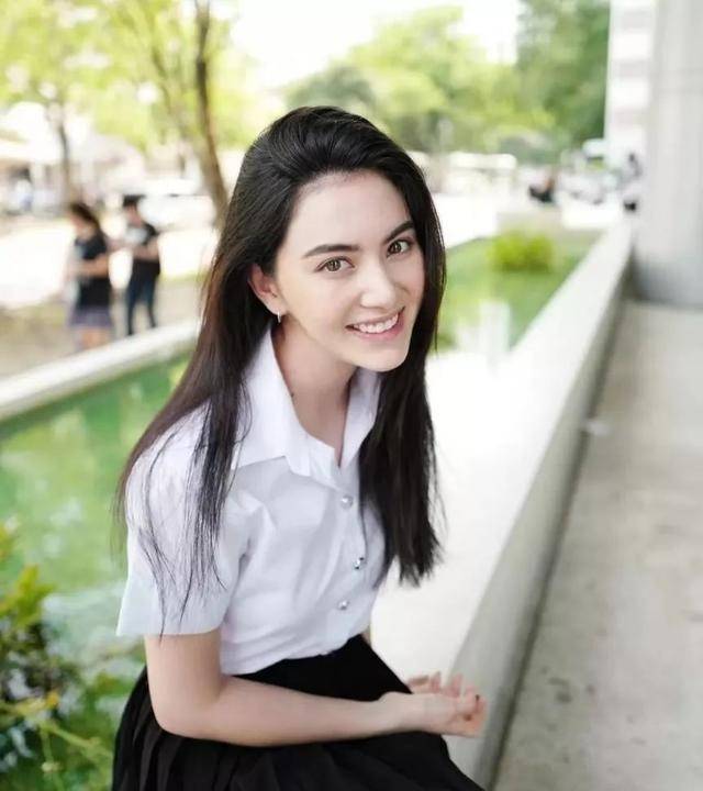 好身材|泰国第一神颜太会玩，内衣外穿玩起“欲女风”，配皮裙美出新高度