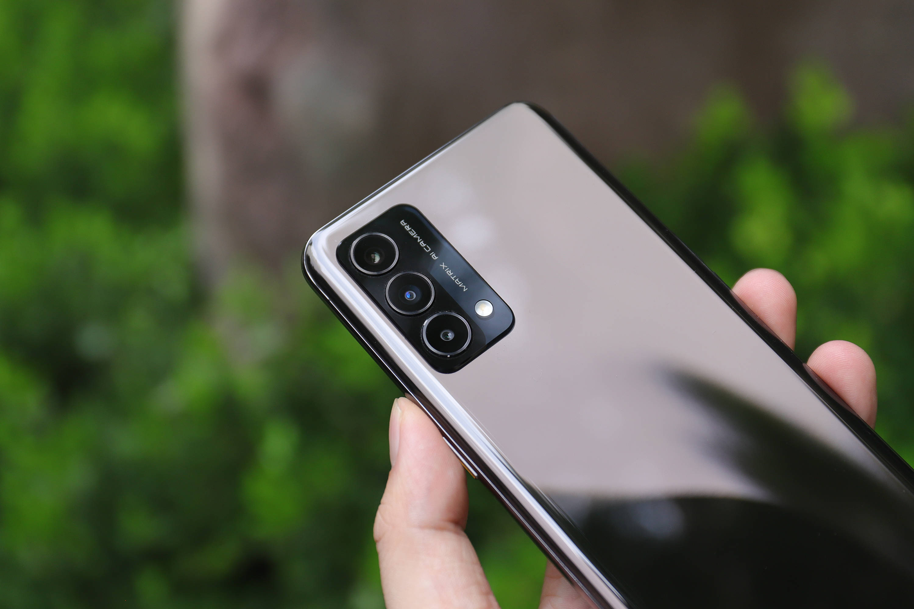 高颜值 50w闪充:真我q3 pro狂欢版大内存版来了