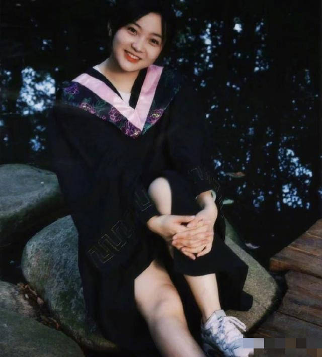 林妙可晒大学毕业照 不舍分别泪流满面