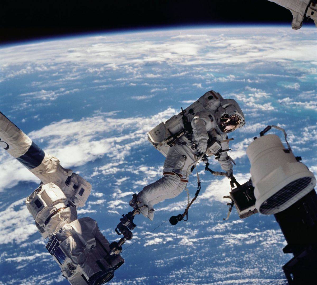 原创历史性的太空行走离不开这件3000万元的衣服