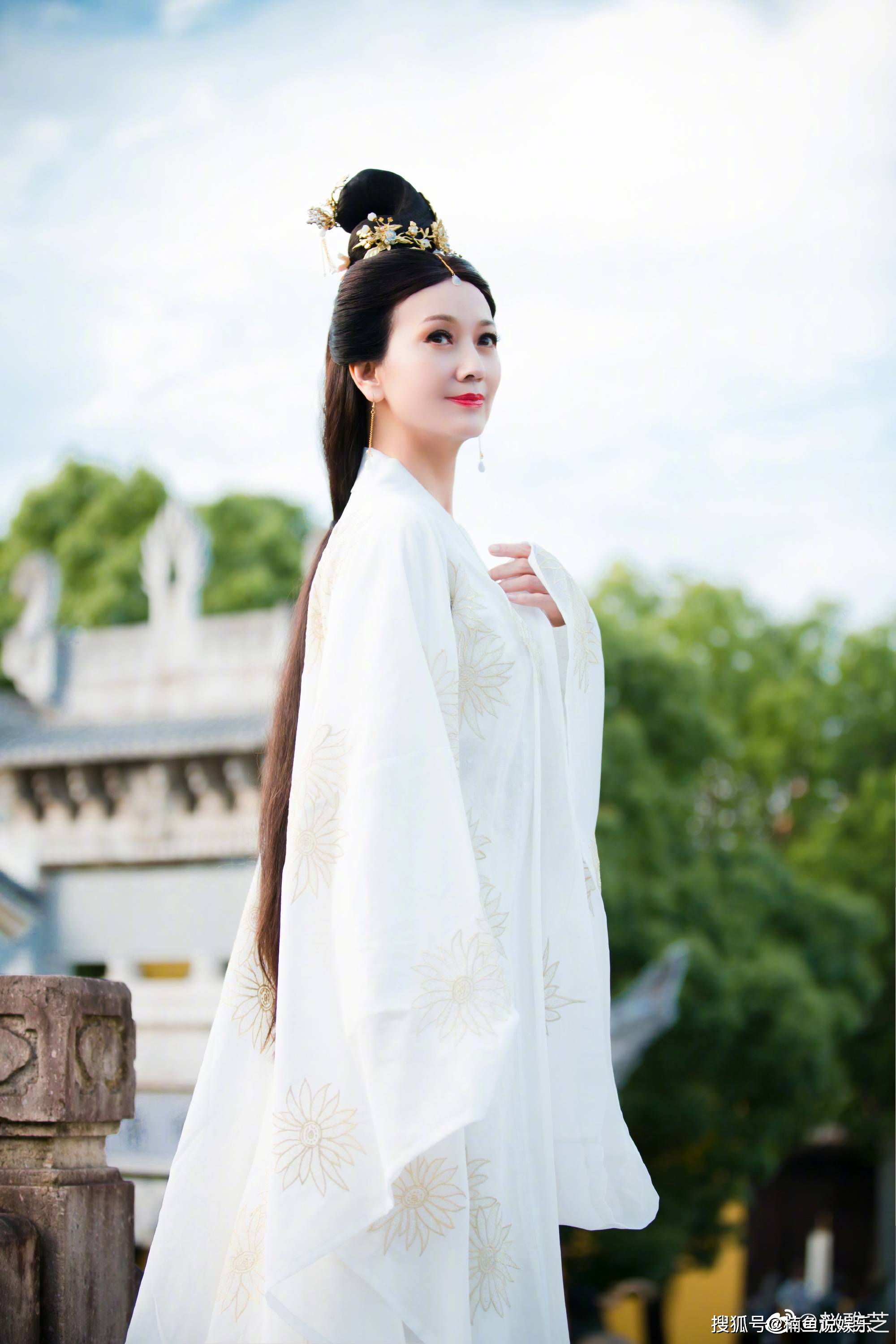 原创赵雅芝再扮古装梦回白娘子气质出众这状态真不像67岁
