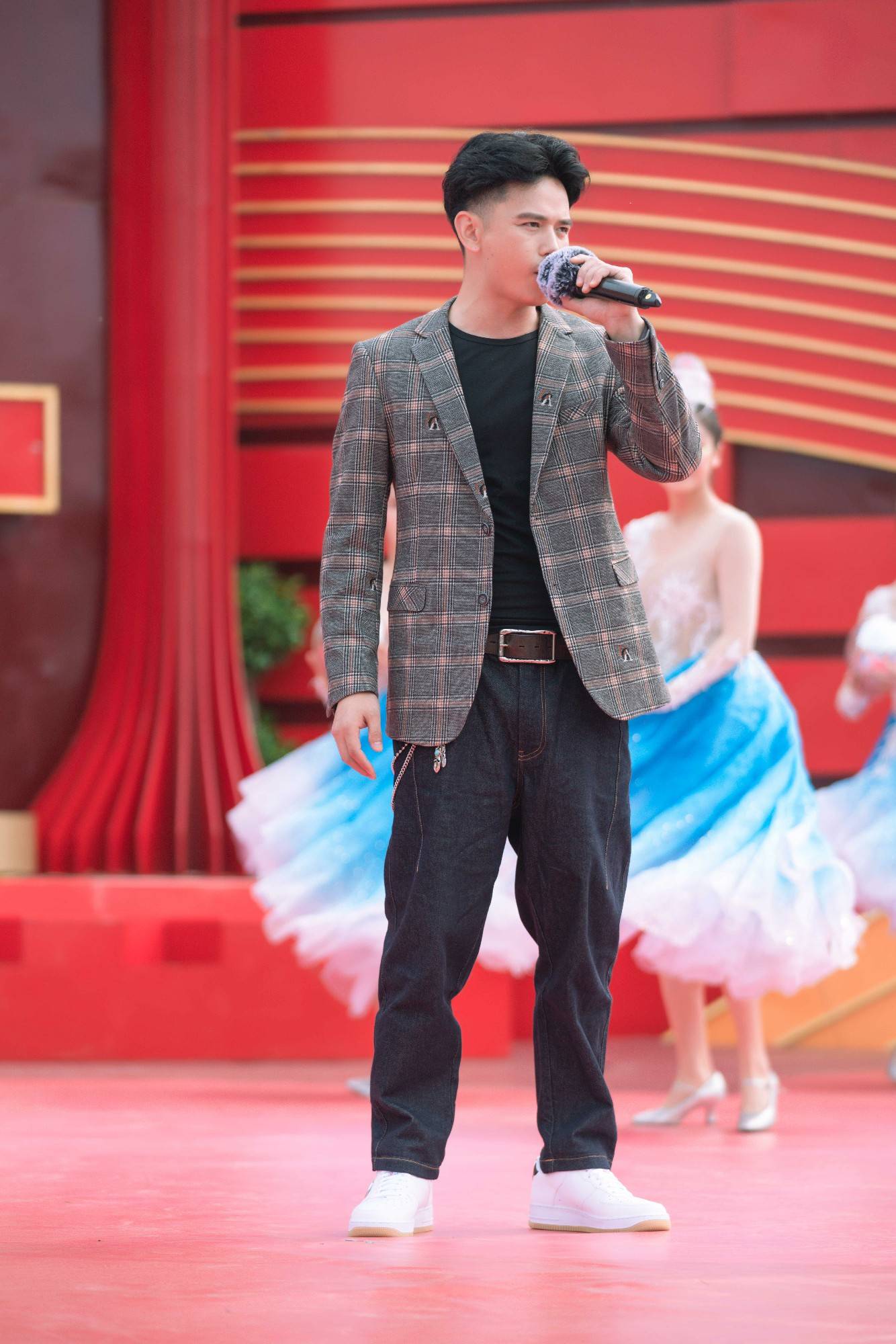 张恒远亮相央视《喜上加喜》 再唱《夜空中最亮的星》传递音乐梦想