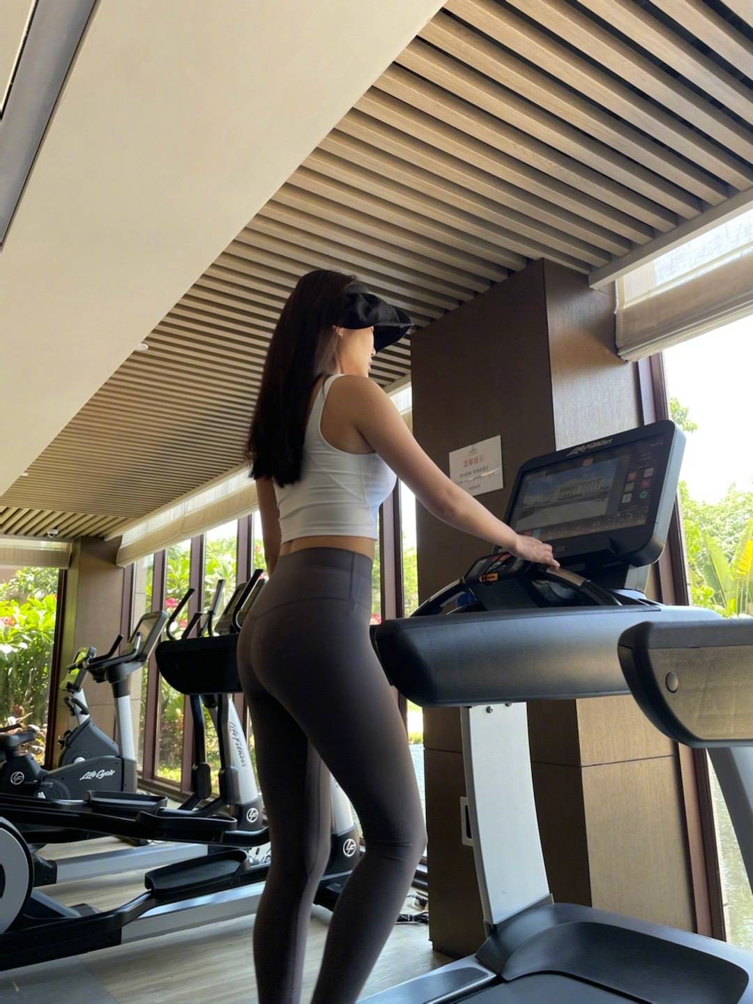 徐冬冬晒健身美照 身材凹凸有致健康自信有力量