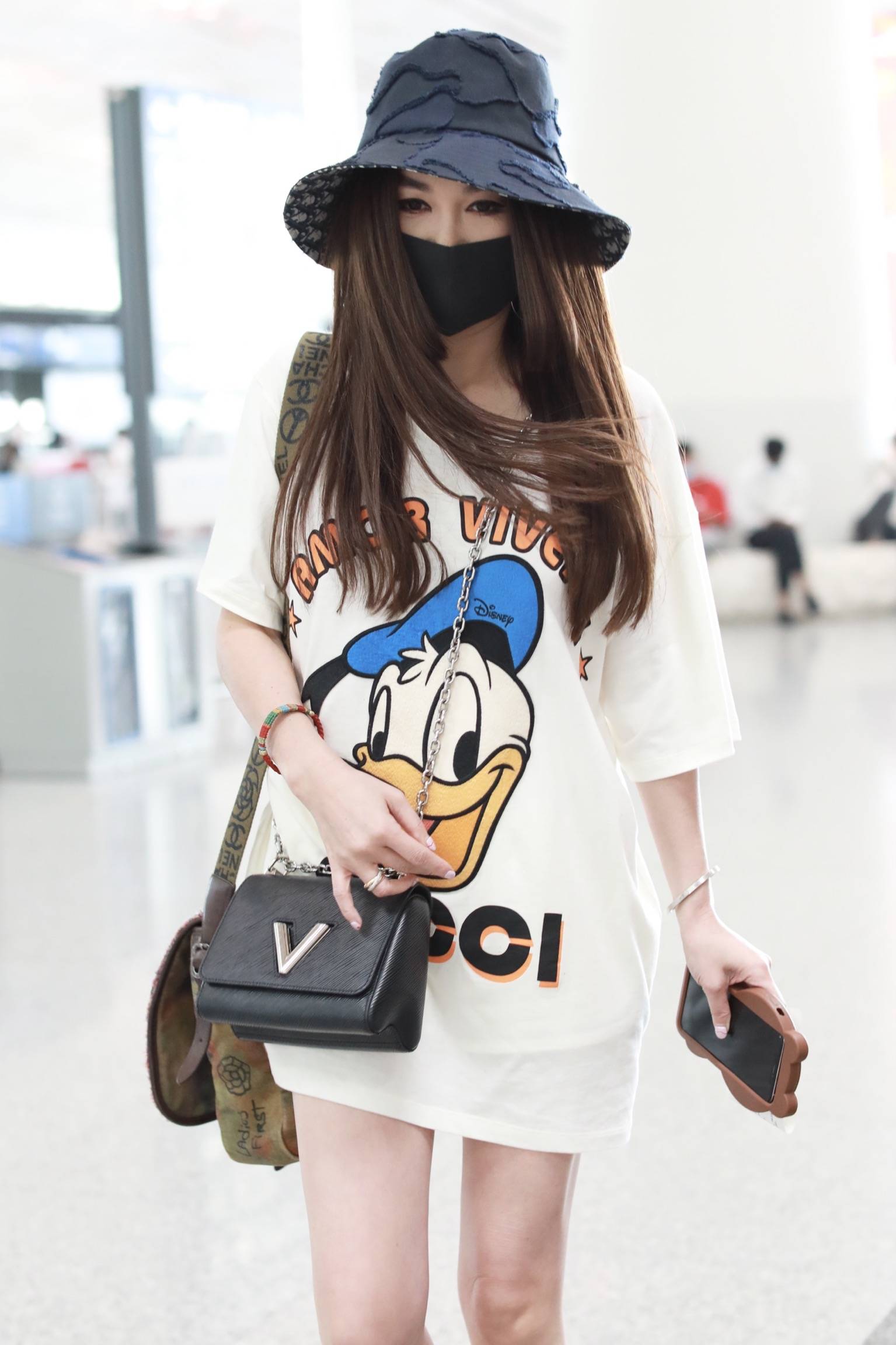 冻龄美魔女54岁温碧霞穿t恤裙美腿纤细气质温柔