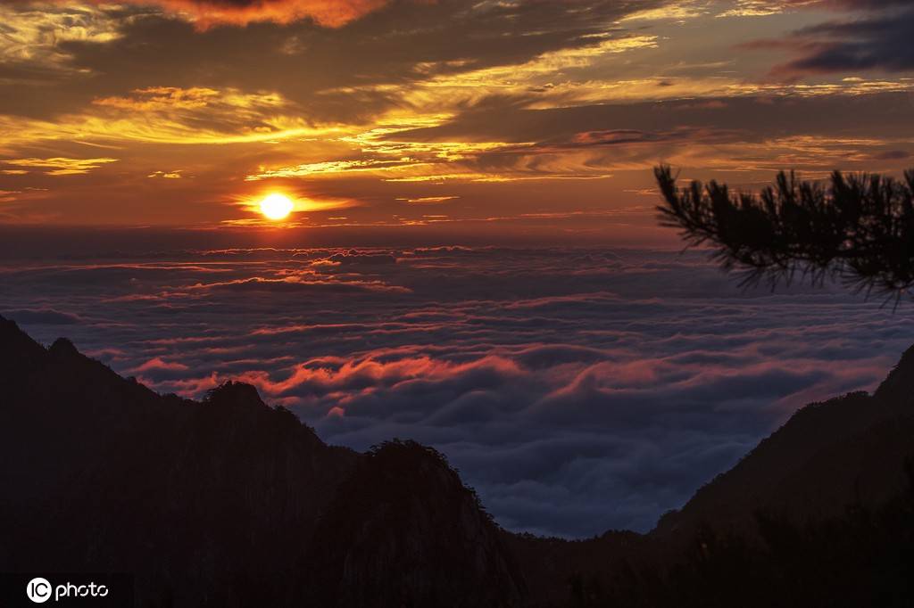 夏日雨后现壮美日出云海美如画
