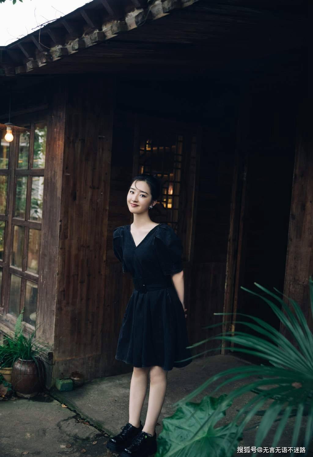 细节|邓恩熙，甜美可人，V领牛仔裙，小木屋悠闲活力