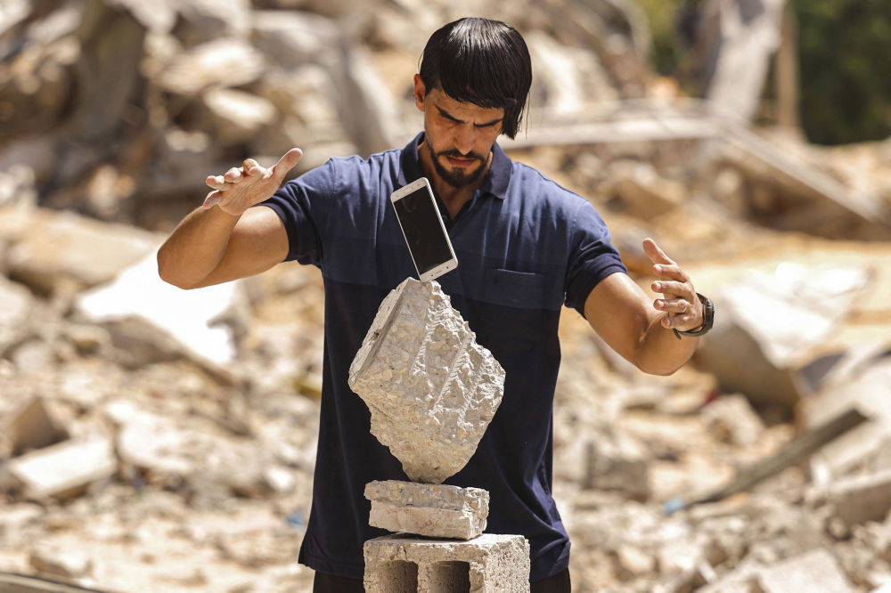 巴勒斯坦平衡大师电视机竟能放在瓶子上