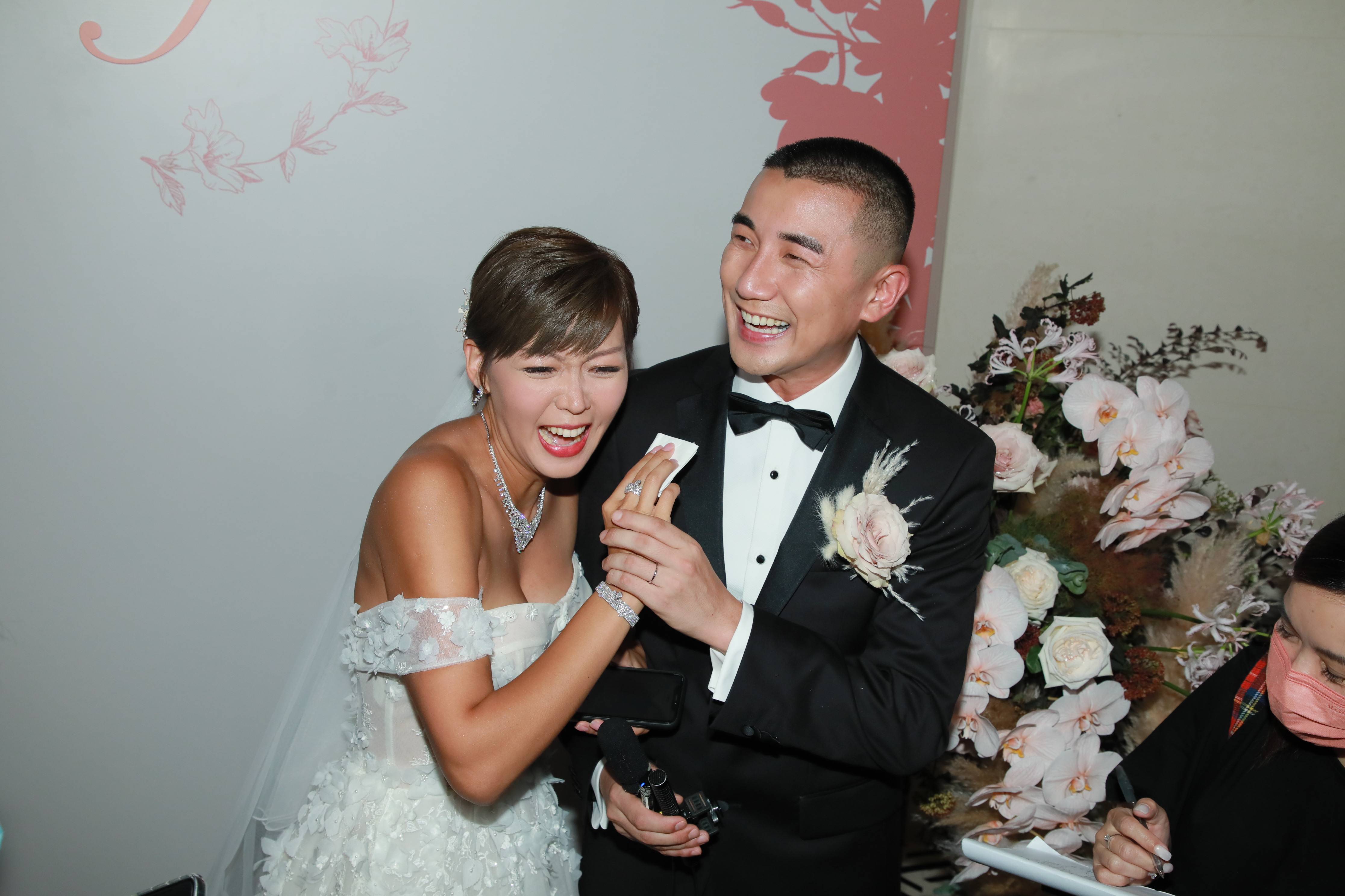 TVB小生洪永城大婚落泪 爱妻戴7只金猪17只金手镯-搜狐大视野-搜狐新闻