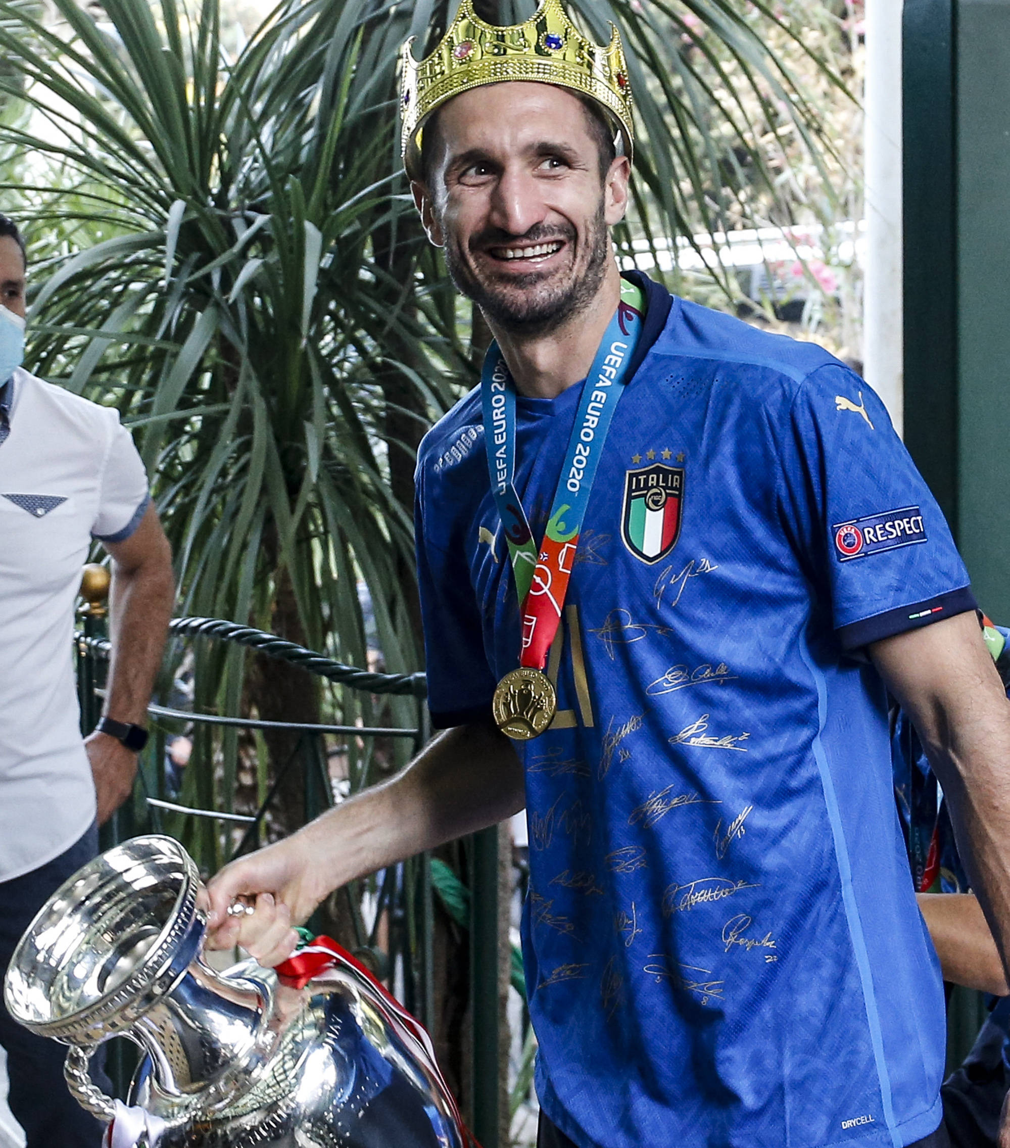 高清图:意大利凯旋回罗马!基耶利尼头戴王冠举杯