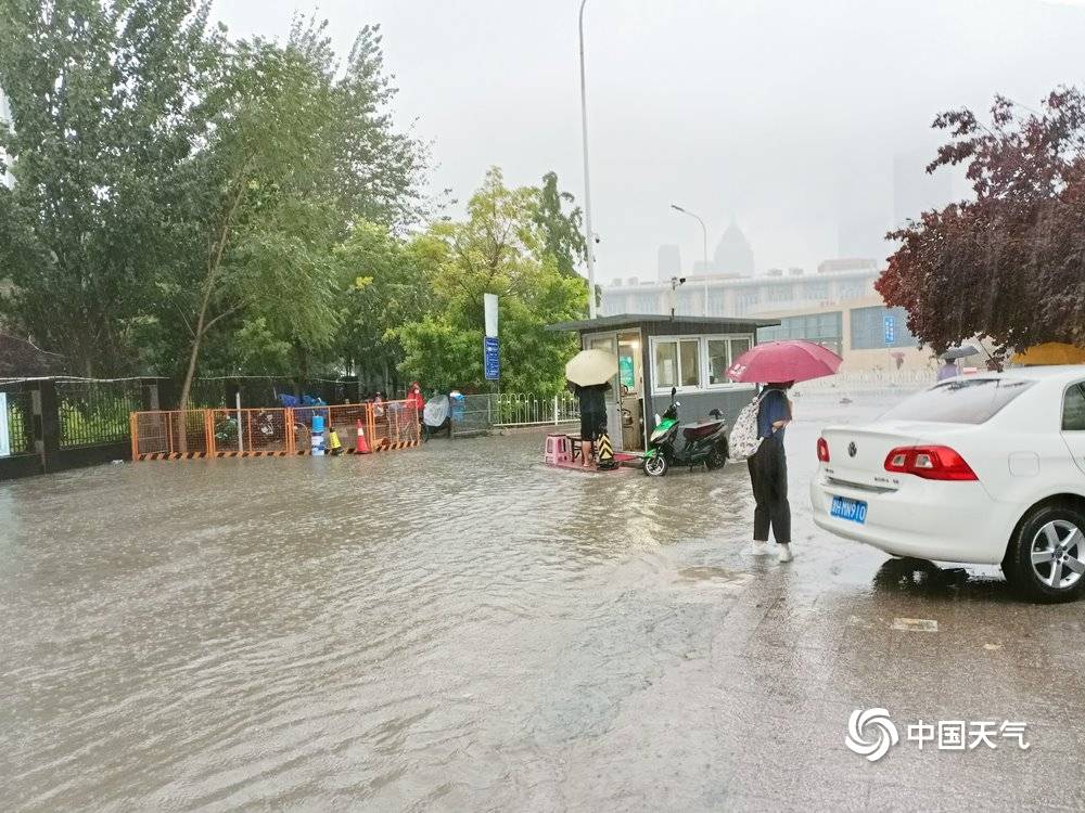天津暴雨来袭 部分路段积水影响出行