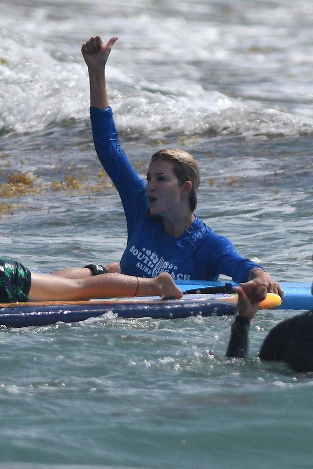 伊万卡学习冲浪