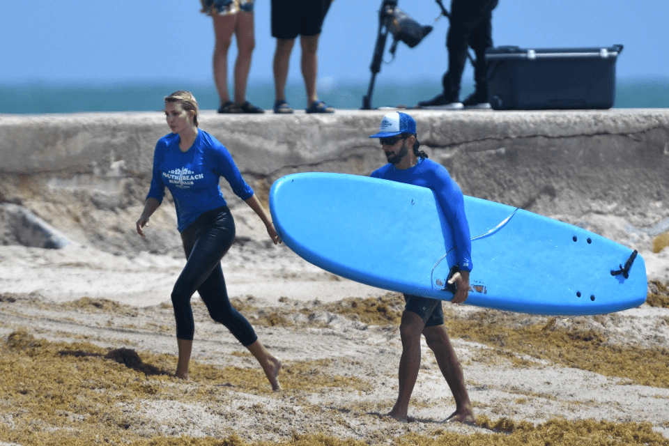 12 伊万卡看起来很有架势 大胡子教练陪同伊万卡冲浪 有多名冲浪教练