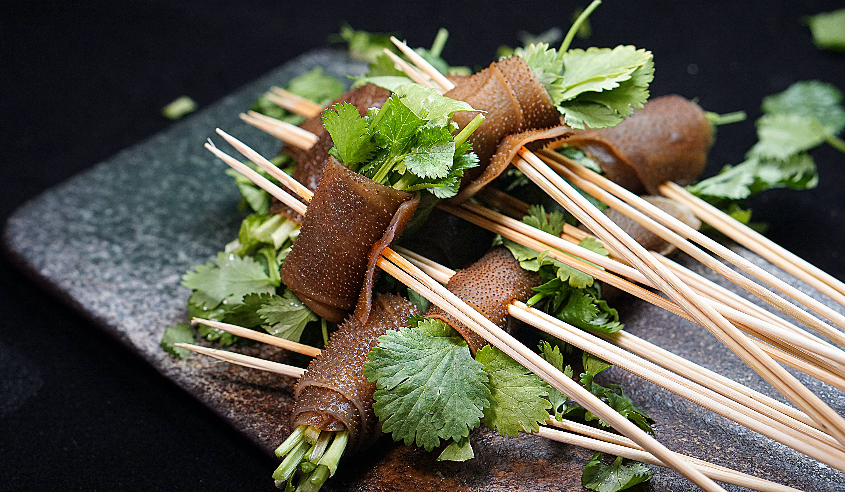 从前吃串儿只能拍菜品,如今打卡成都九眼桥翠花串串,经典港式街头装修
