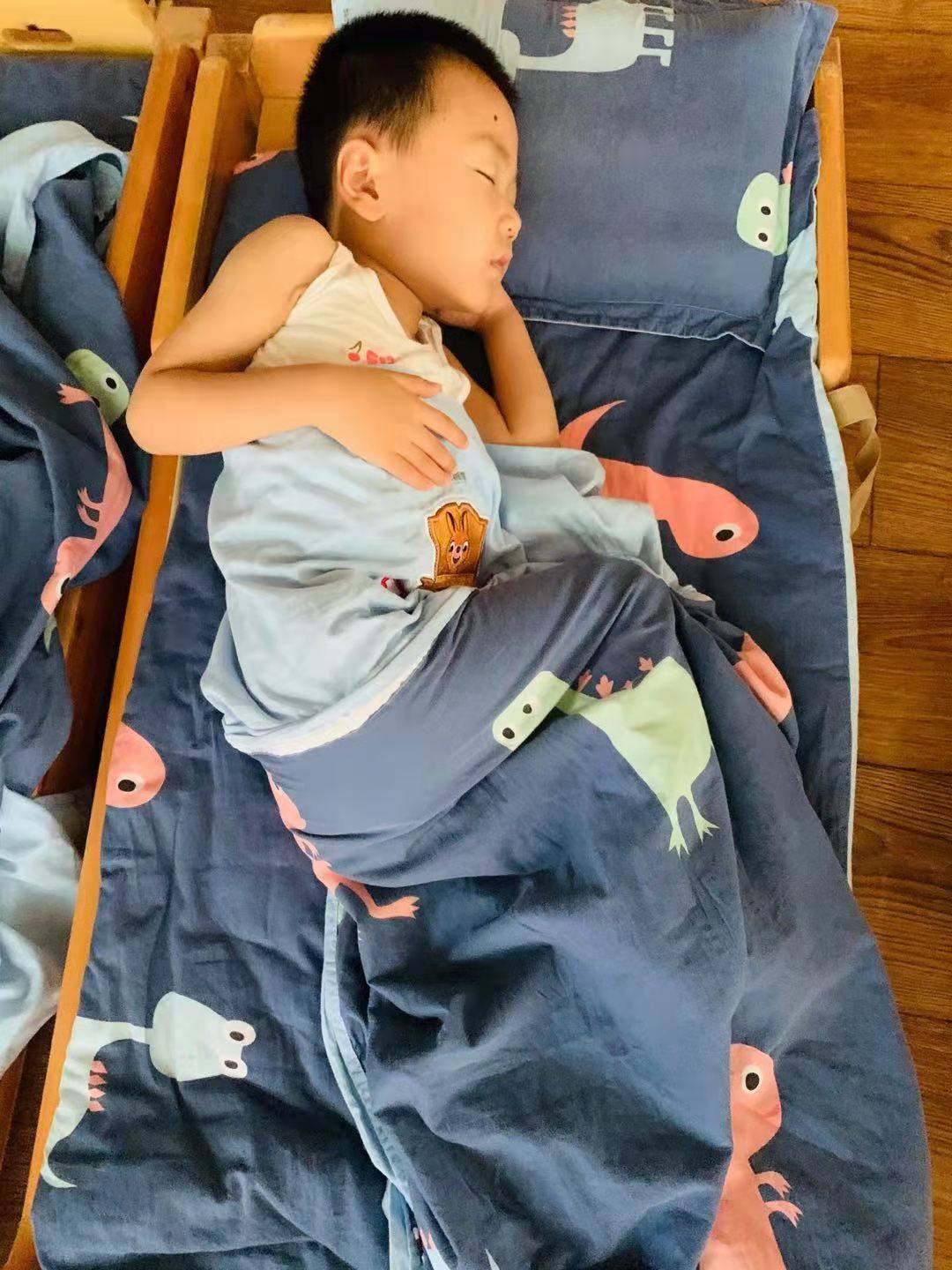 幼儿园里的美好时光小憩一下