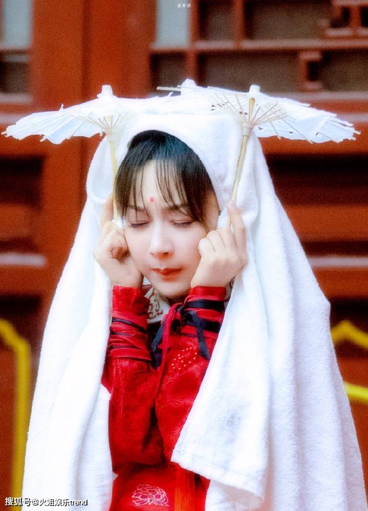 杨紫逛街箭步踩灭路边烟头,录节目太晒自制浴巾伞防晒卖萌