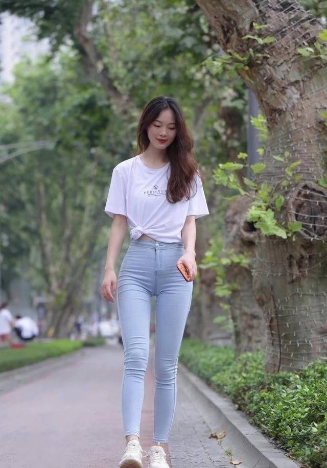 身材|宽松的白T恤搭配紧身牛仔裤,小姐姐正面看是青春,背面看是性感