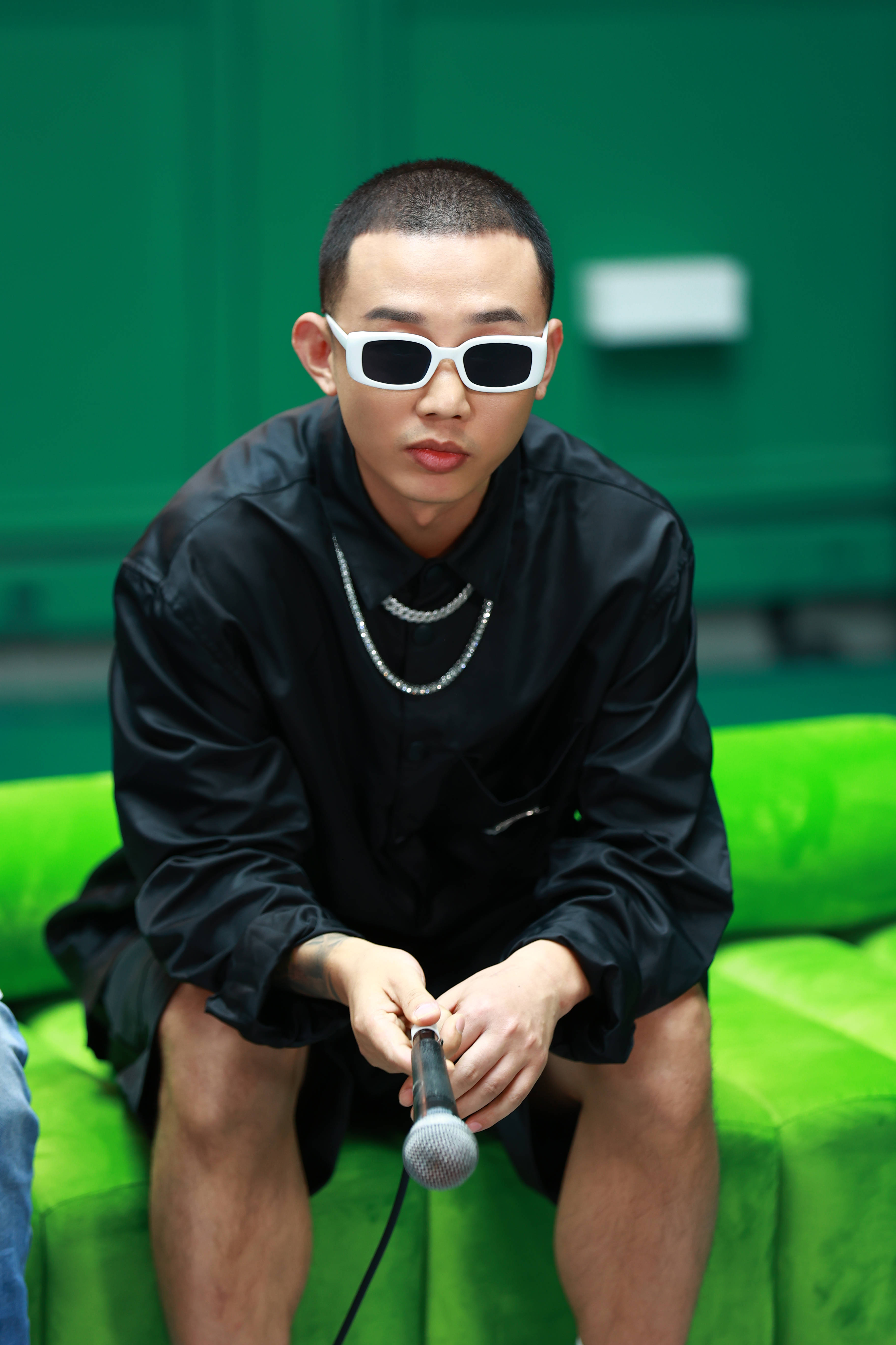 草莓星球来的人今晚8点首播萧敬腾张亚东谈乐队魅力乐队主唱泪洒现场