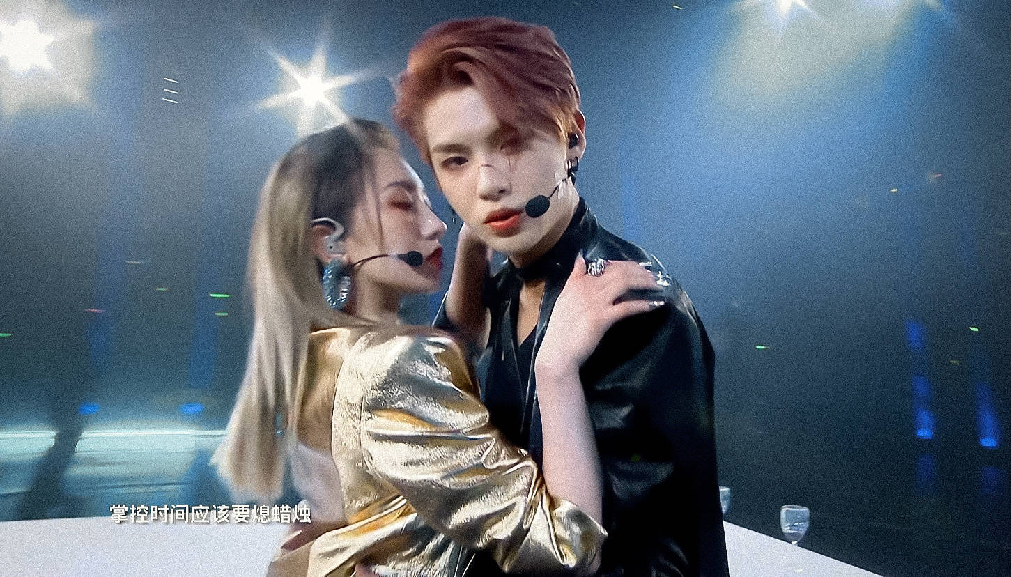 孟美岐黄明昊合作舞台互动带感 观众直呼被撩到了