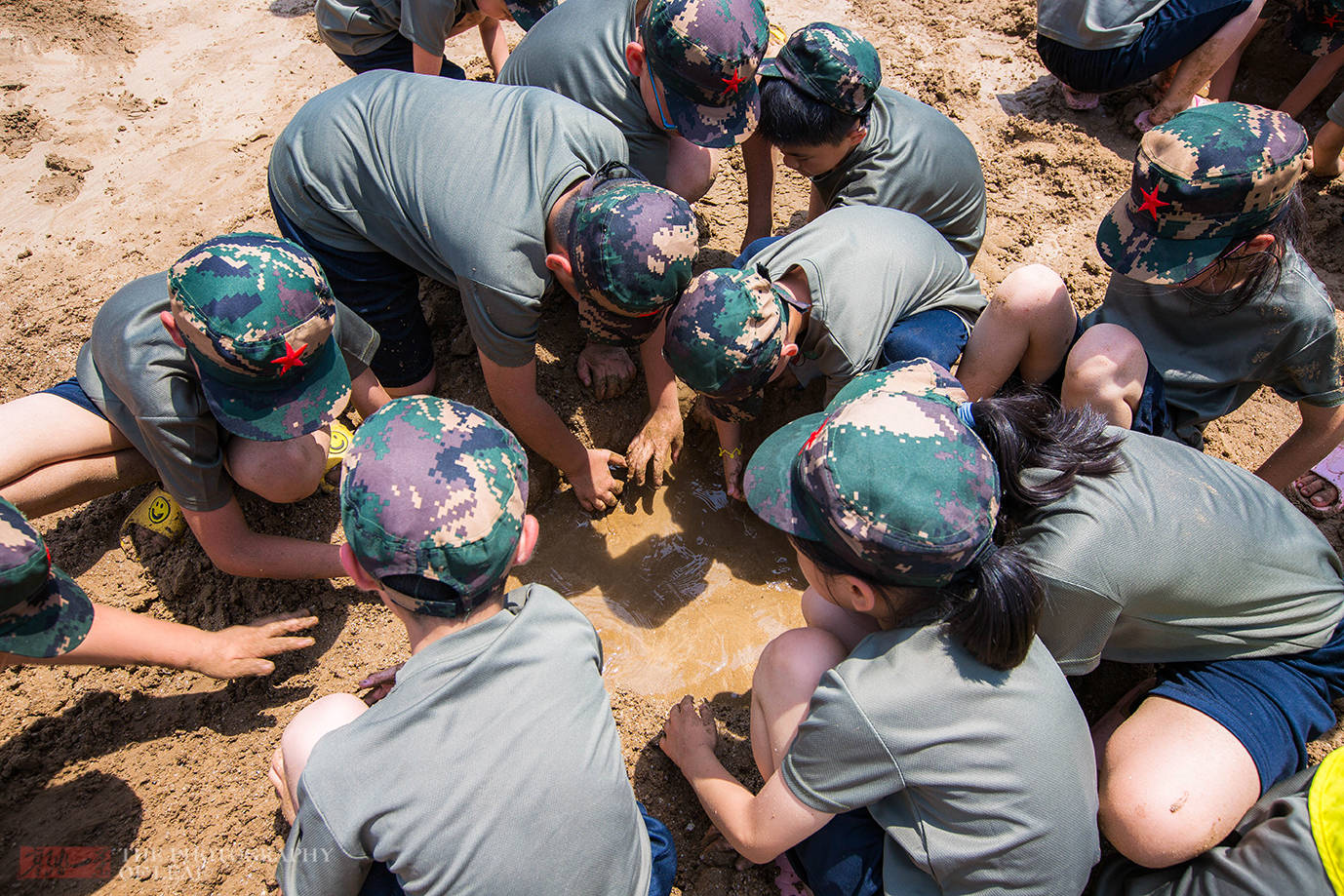 原创38度的高温,一群孩子在沙滩上暴晒,这种夏令营你会让孩子去吗?