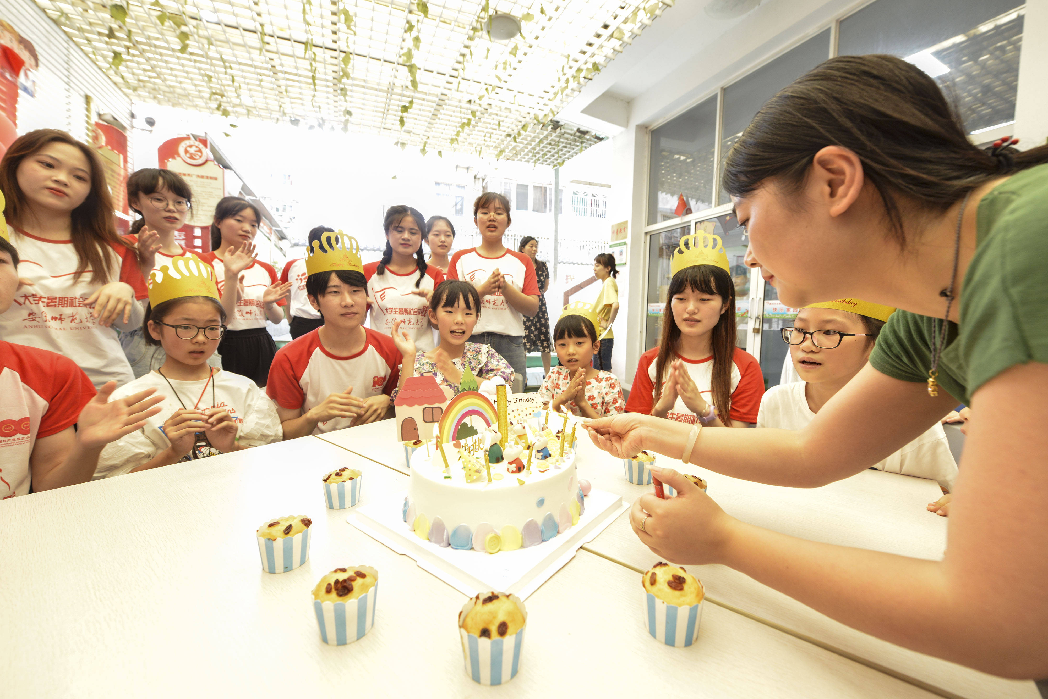 安徽合肥:集体共享生日会 情暖社区儿童心