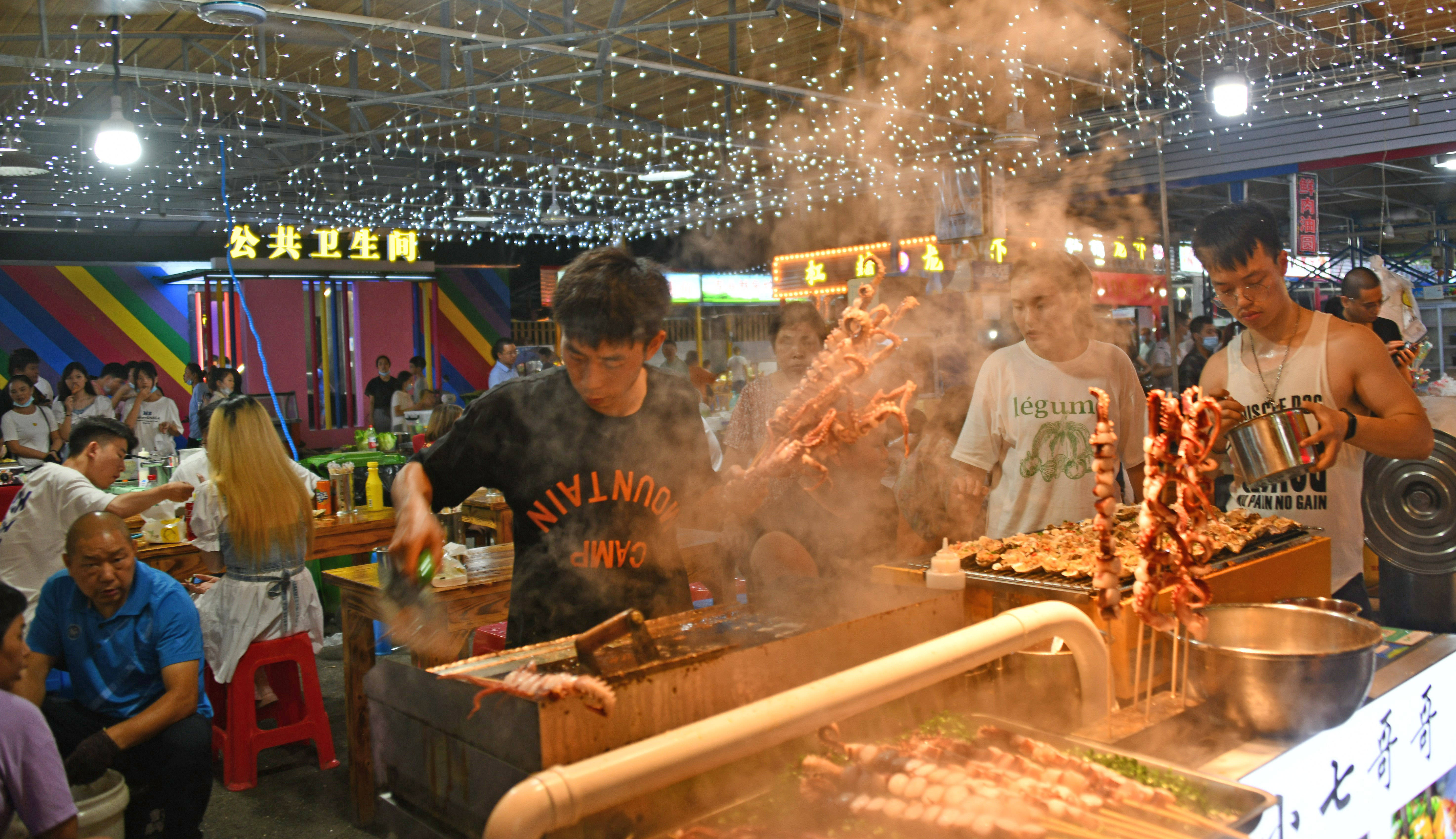 克拉玛依美食乌鲁木齐游客贺嘉宛大油泡夜市感受繁荣与热闹(组图)