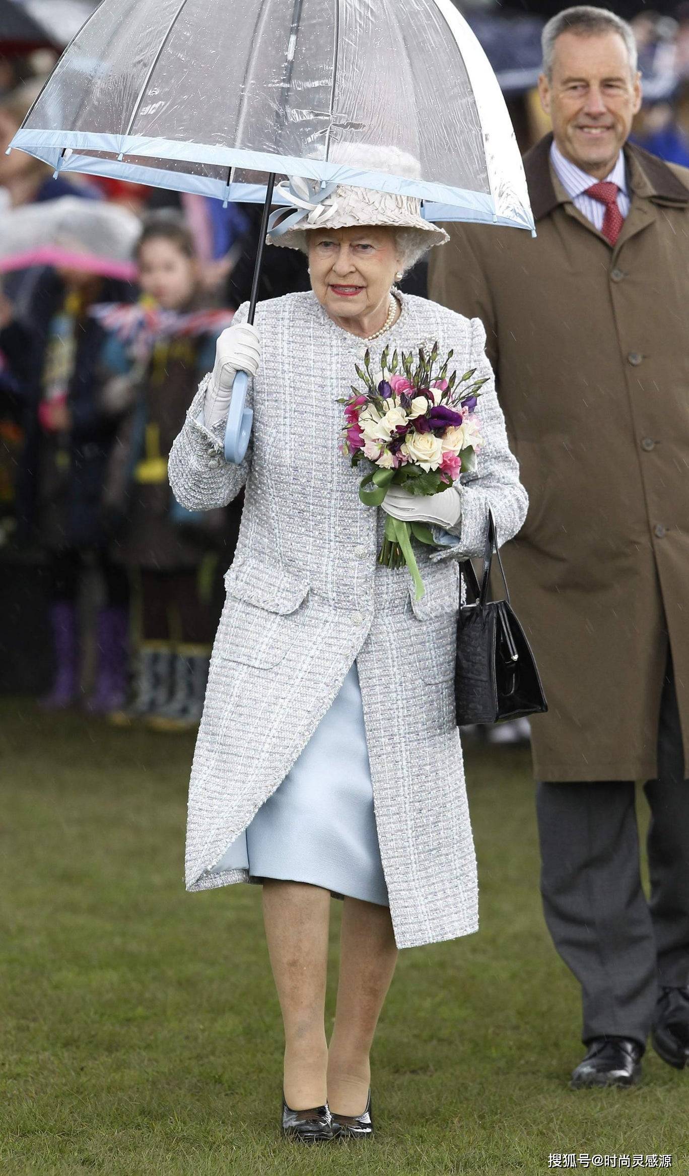 原创雨中的女王彩虹糖本糖英国女王的雨季穿搭实录