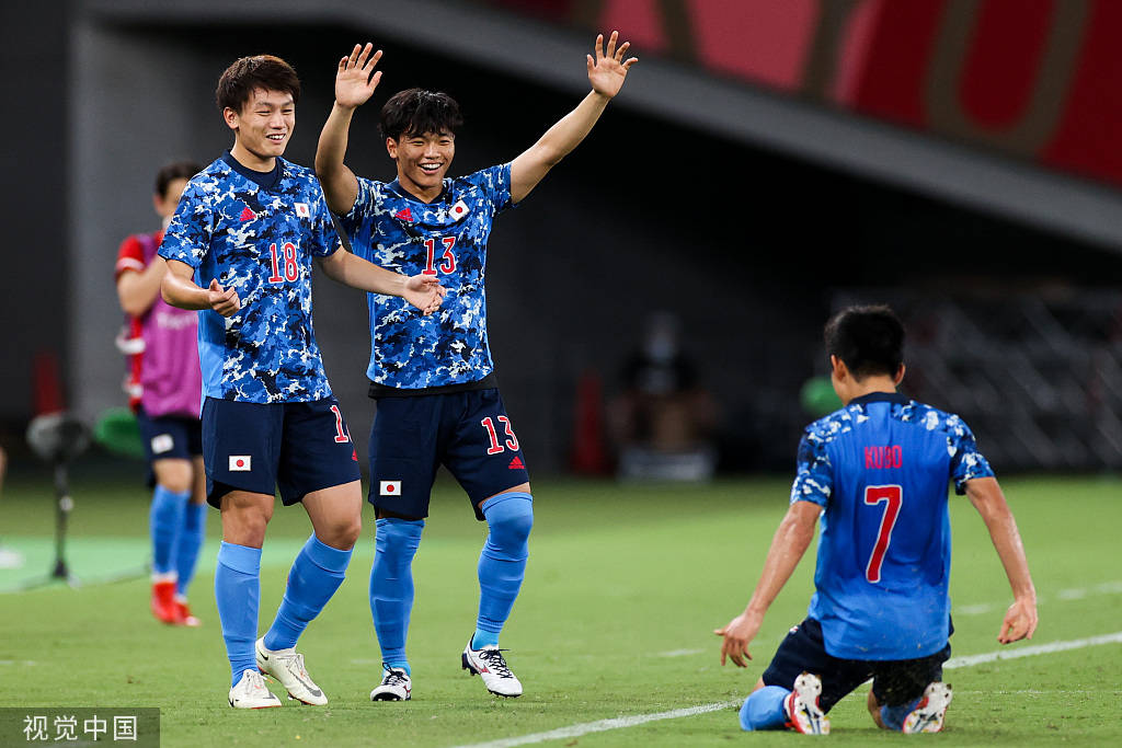 高清:奥运男足日本1-0南非 久保建英破门滑跪庆祝