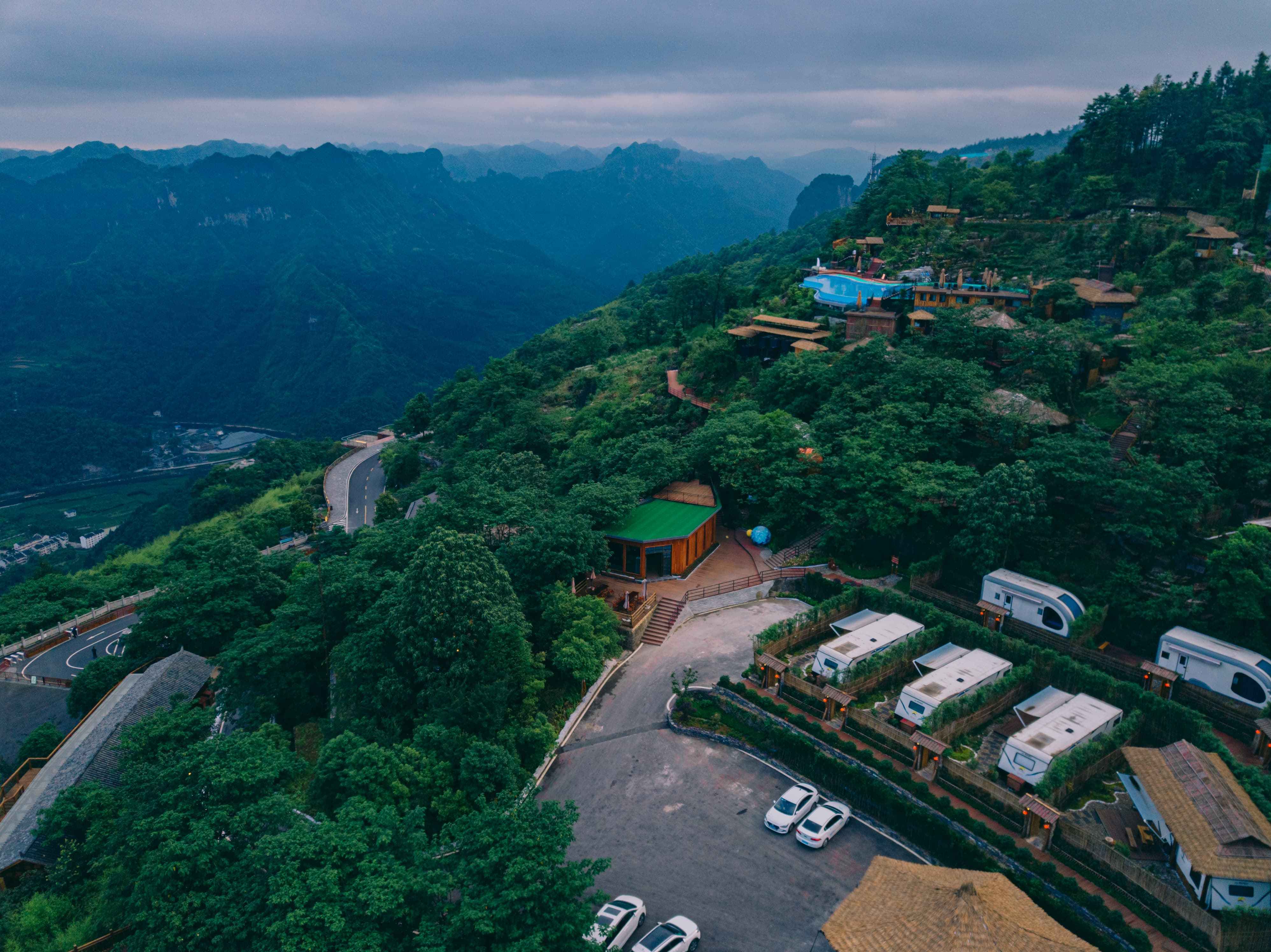 留宿天桥仙居,漫步悬崖栈道,在无边泳池一览矮寨奇观!_大桥