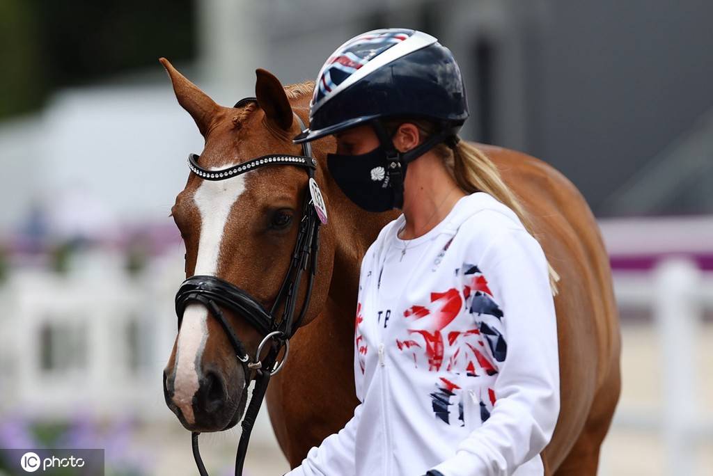 盛裝舞步(英文名稱:dressage),又稱花樣騎術和馬場馬術,是馬術運動的