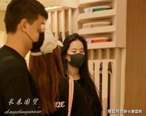 防护|34岁刘亦菲逛街被偶遇，休闲打扮淡妆出行，无修生图曝光