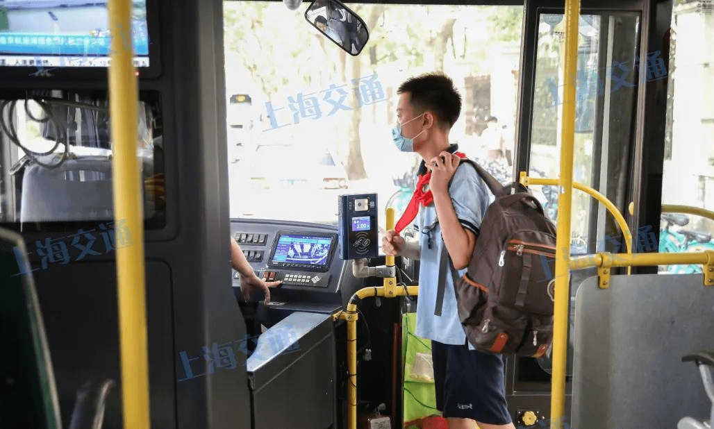 原《上海市公共汽車和電車乘坐規則》(以下簡稱《乘坐規則》)由市交通