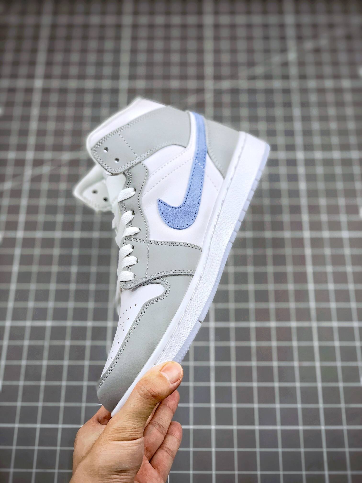 Jumpman|乔丹 Air Jordan 1 Mid WMN 中帮冰蓝烟灰运动鞋评测