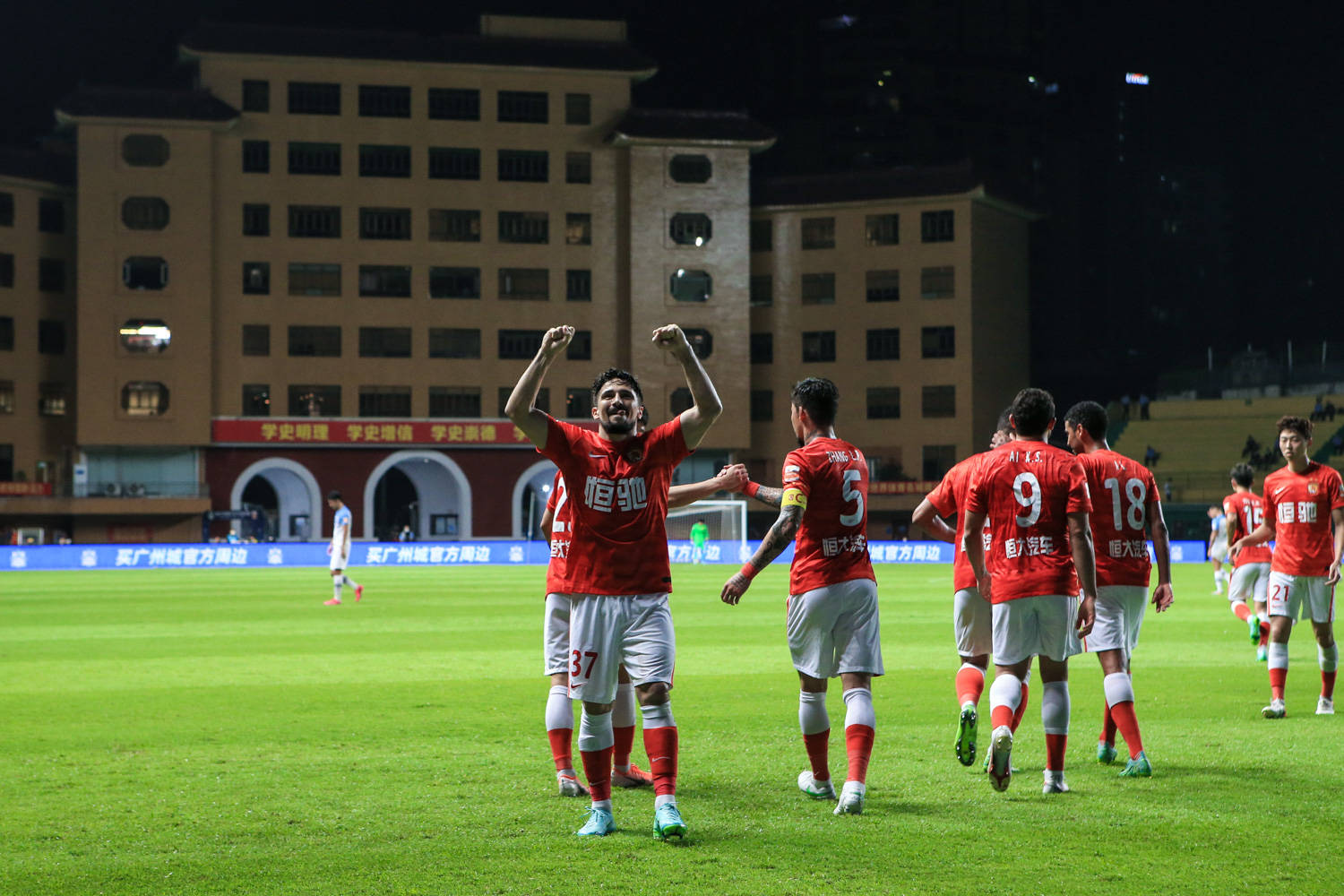 高清:广州德比艾克森破门庆祝 球迷疑中途昏倒看台