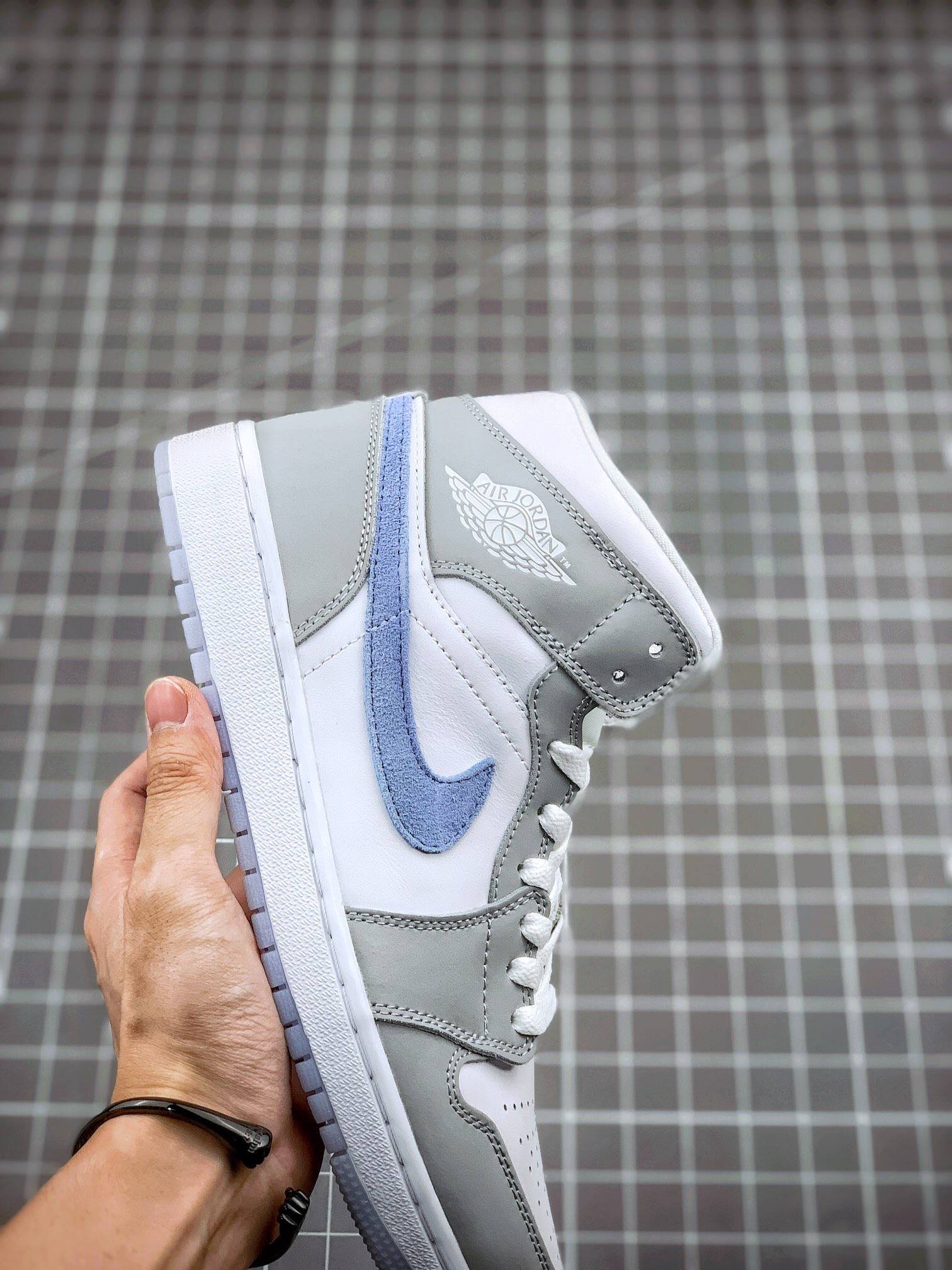 Jumpman|乔丹 Air Jordan 1 Mid WMN 中帮冰蓝烟灰运动鞋评测