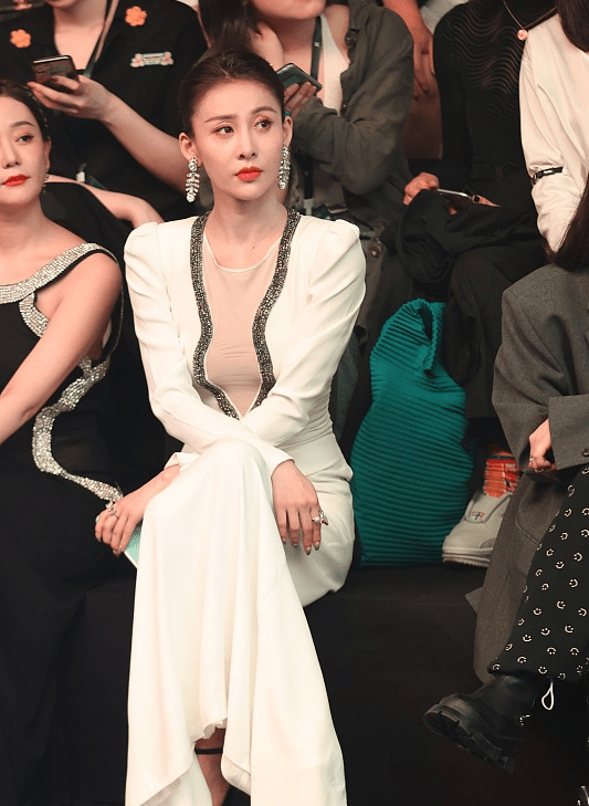 贾青又美出了国际范,穿白色拖地连衣裙成熟优雅