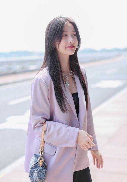 卫衣|虞书欣也太特别了,穿的衣服也挺奇怪的,又可爱又感性!