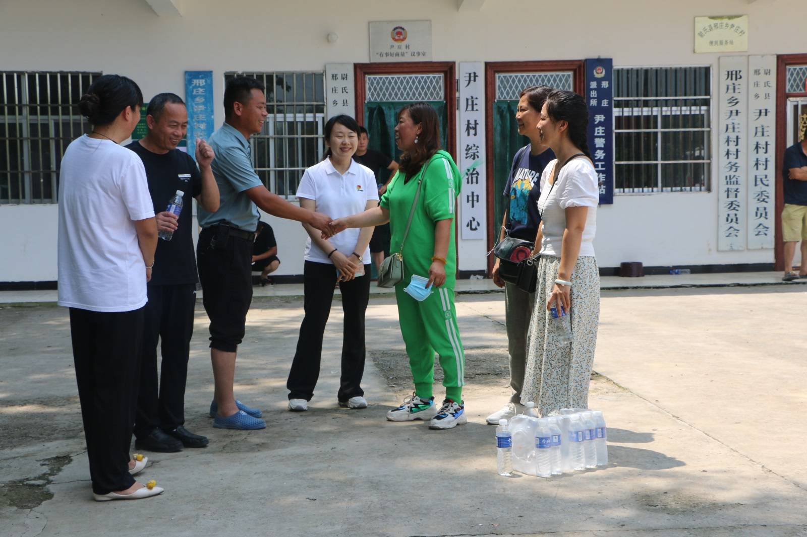 汴梁公益|开封20余位汴绣人向尉氏邢庄乡捐献一批物资