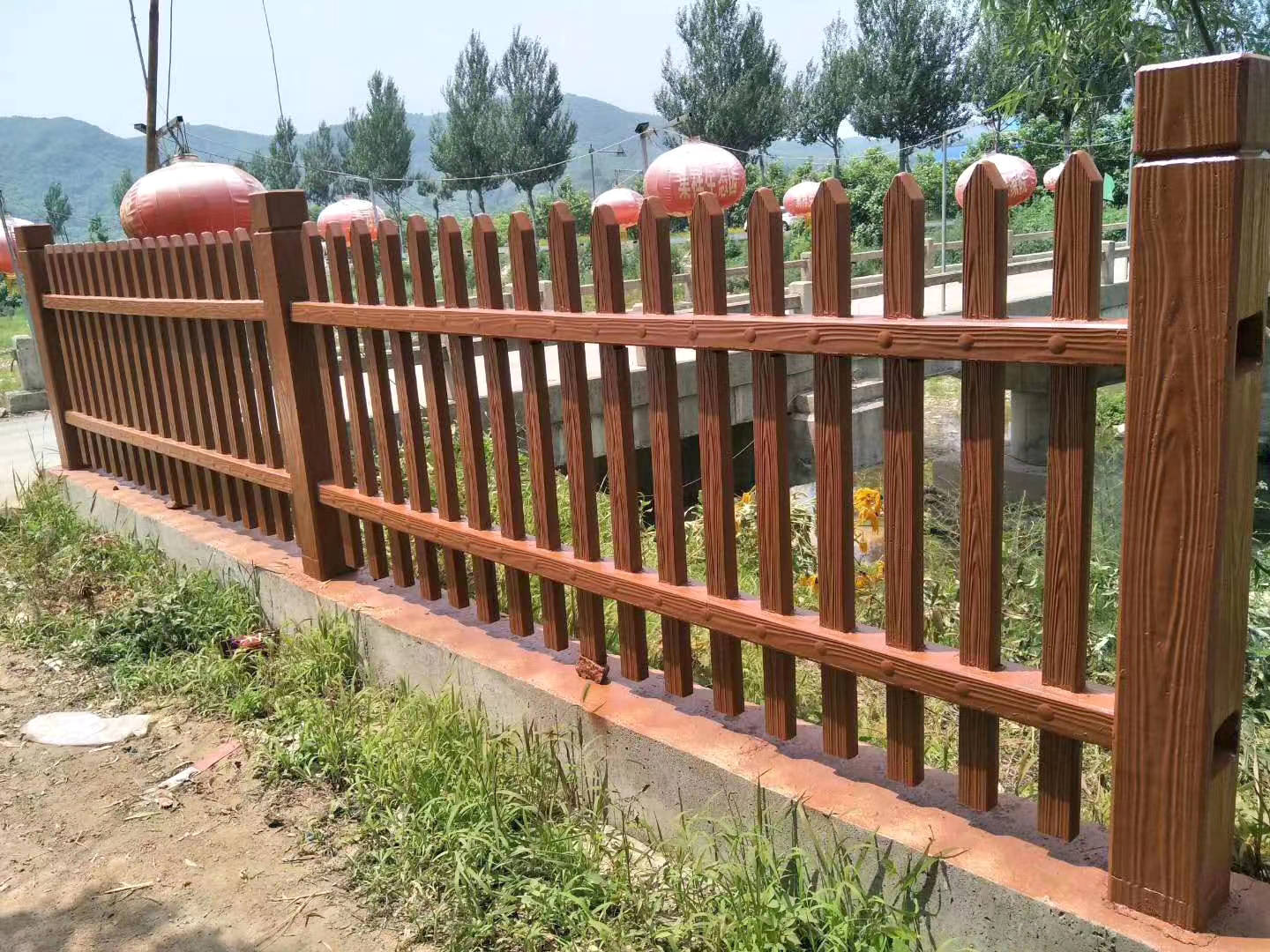 江西新农村建设仿木栅栏的制作 乡村城市化水泥围栏安装效果